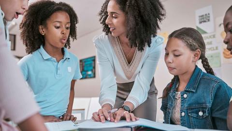 teacher teaching kids to read